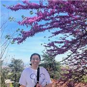 Professeur et étudiante dans l'aide aux devoirs primaire